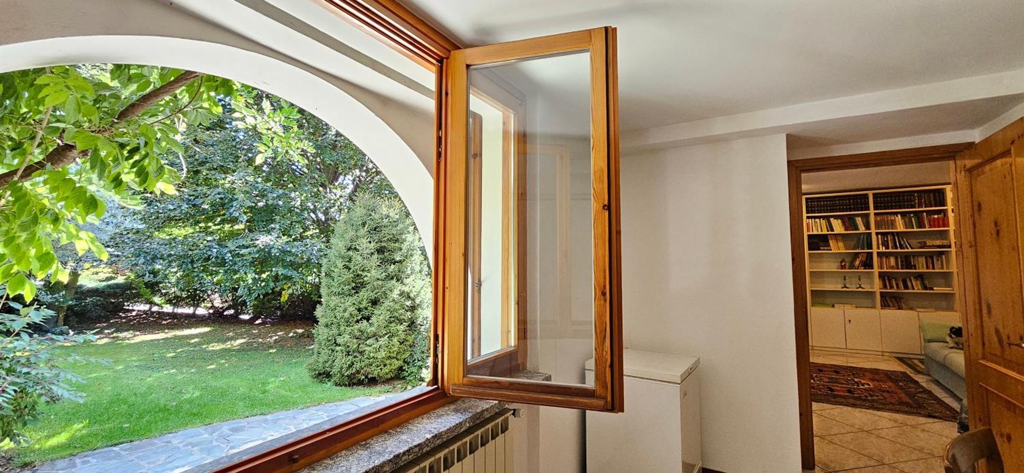 Appartamento Con Ingresso Autonomo, Giardino Privato E Portico Introbio Ngoại thất bức ảnh