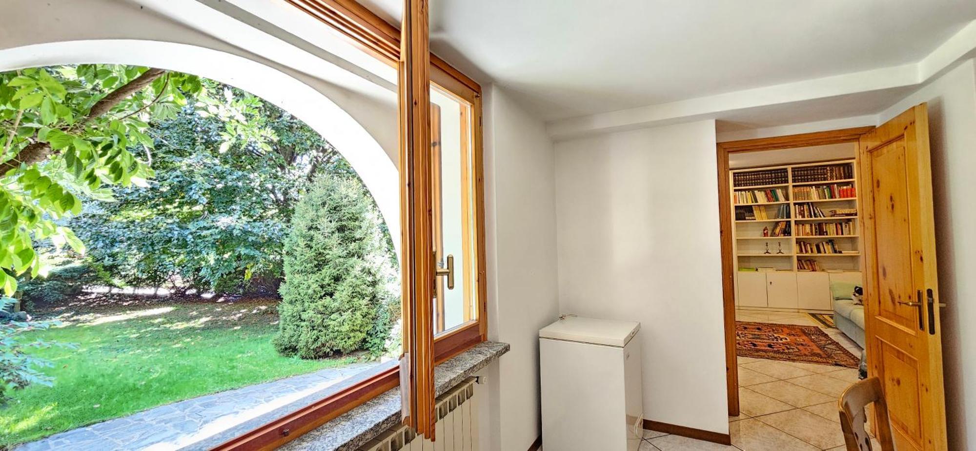Appartamento Con Ingresso Autonomo, Giardino Privato E Portico Introbio Ngoại thất bức ảnh