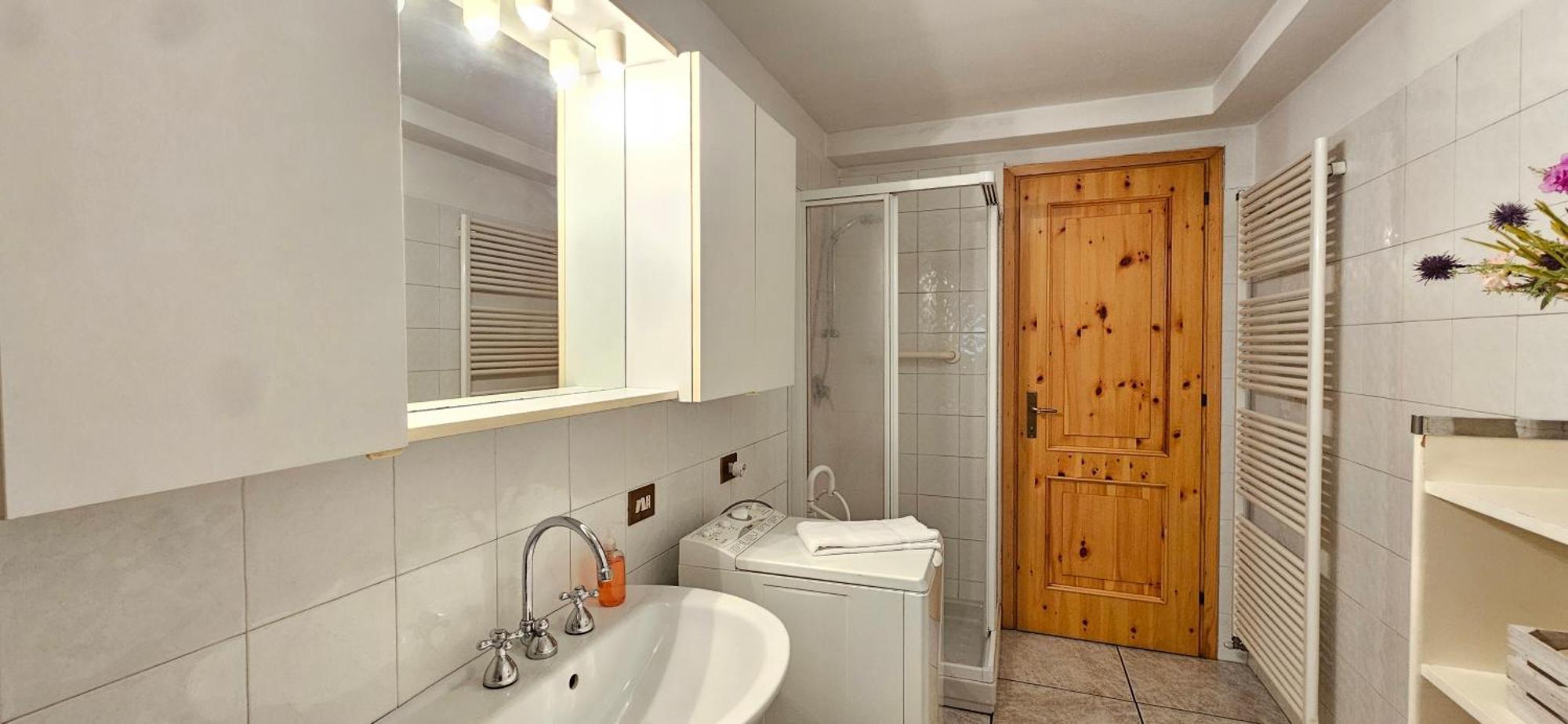 Appartamento Con Ingresso Autonomo, Giardino Privato E Portico Introbio Ngoại thất bức ảnh