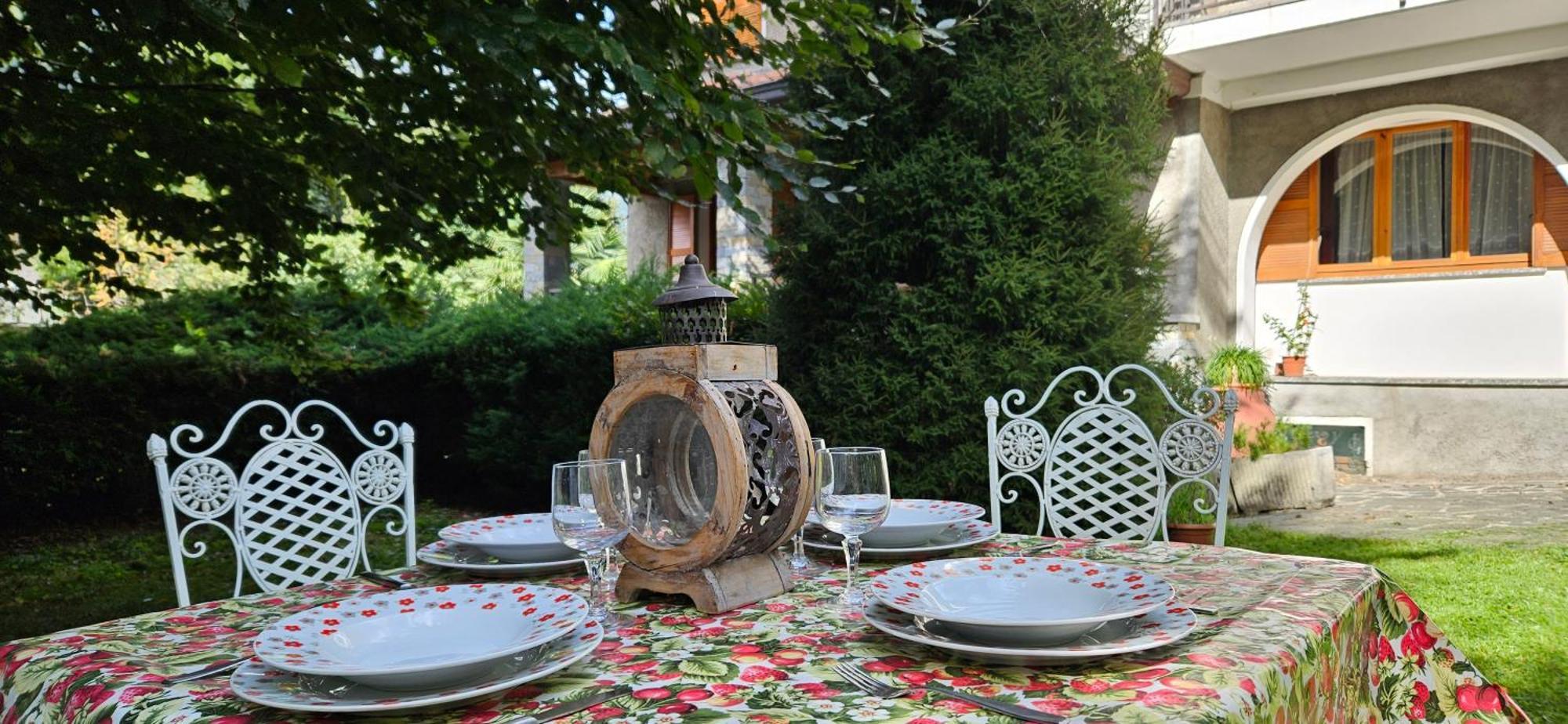 Appartamento Con Ingresso Autonomo, Giardino Privato E Portico Introbio Ngoại thất bức ảnh